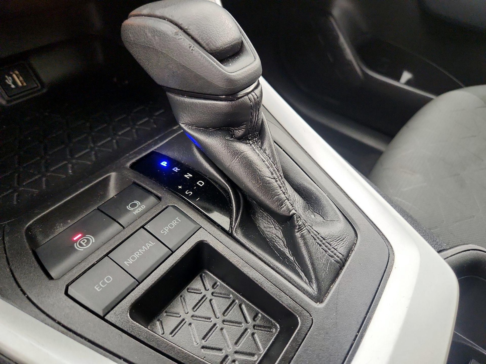 2023 Toyota RAV4 XLE - Photo 19