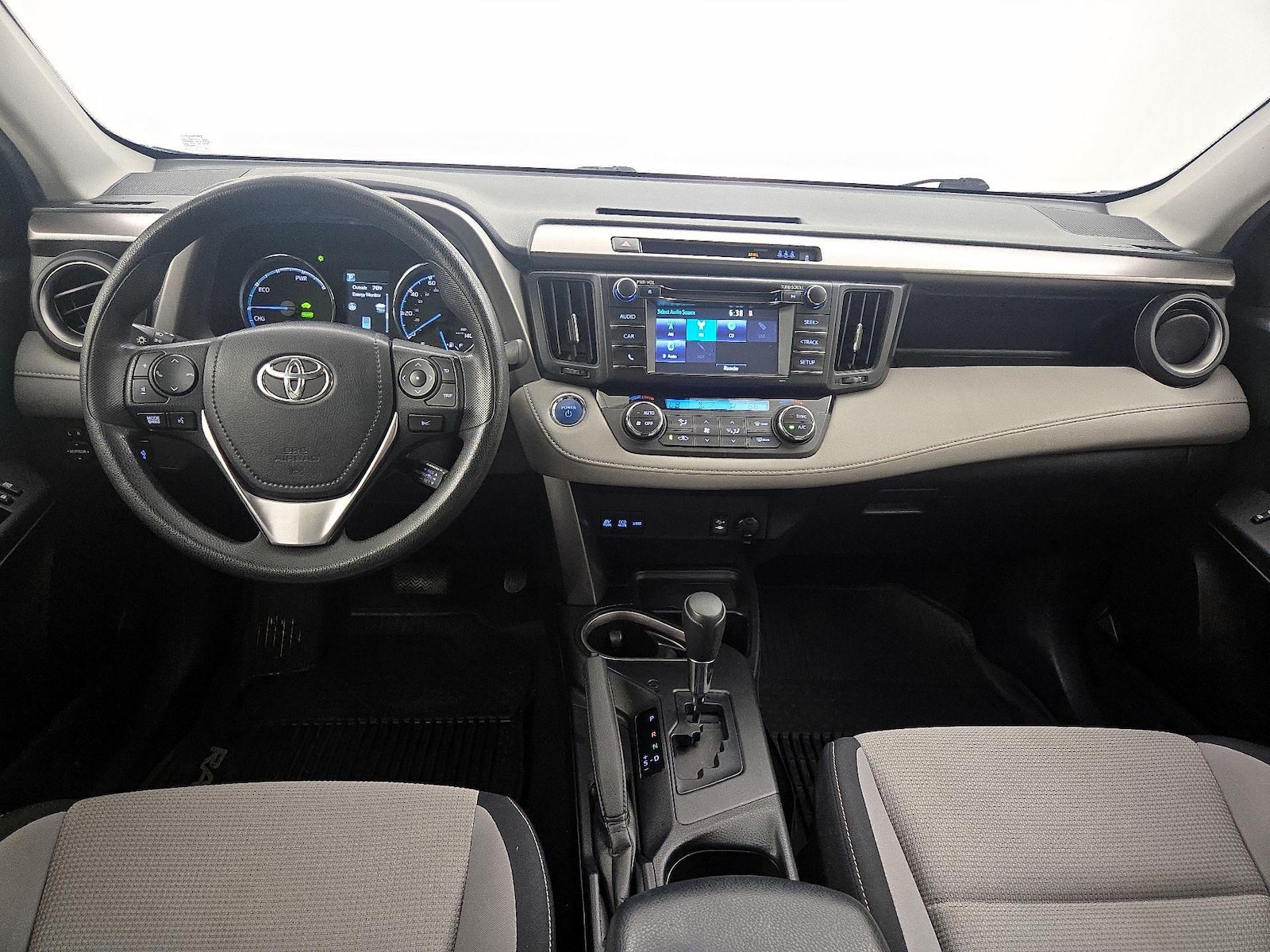 2018 Toyota RAV4 LE - Photo 10