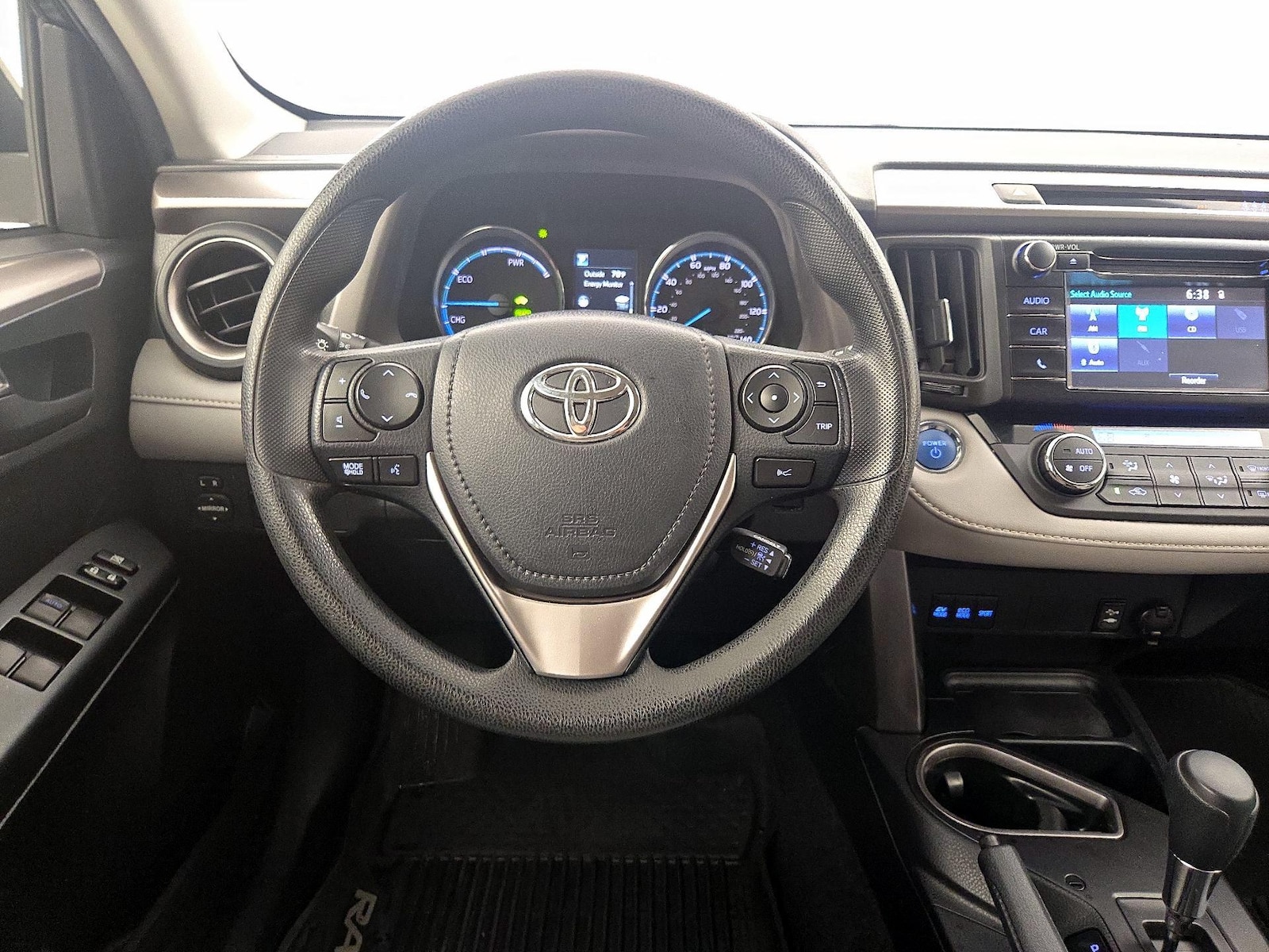 2018 Toyota RAV4 LE - Photo 11