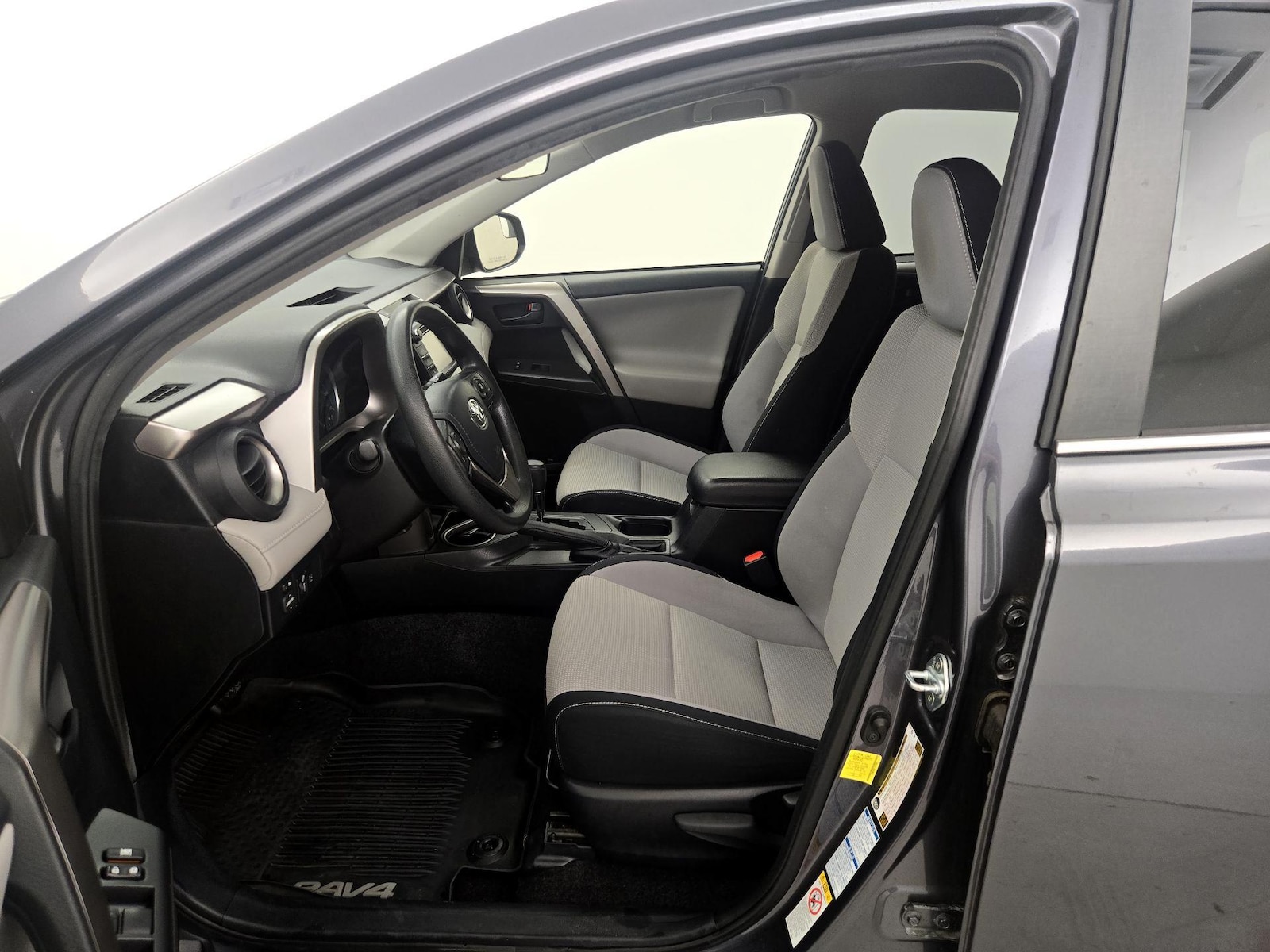 2018 Toyota RAV4 LE - Photo 12