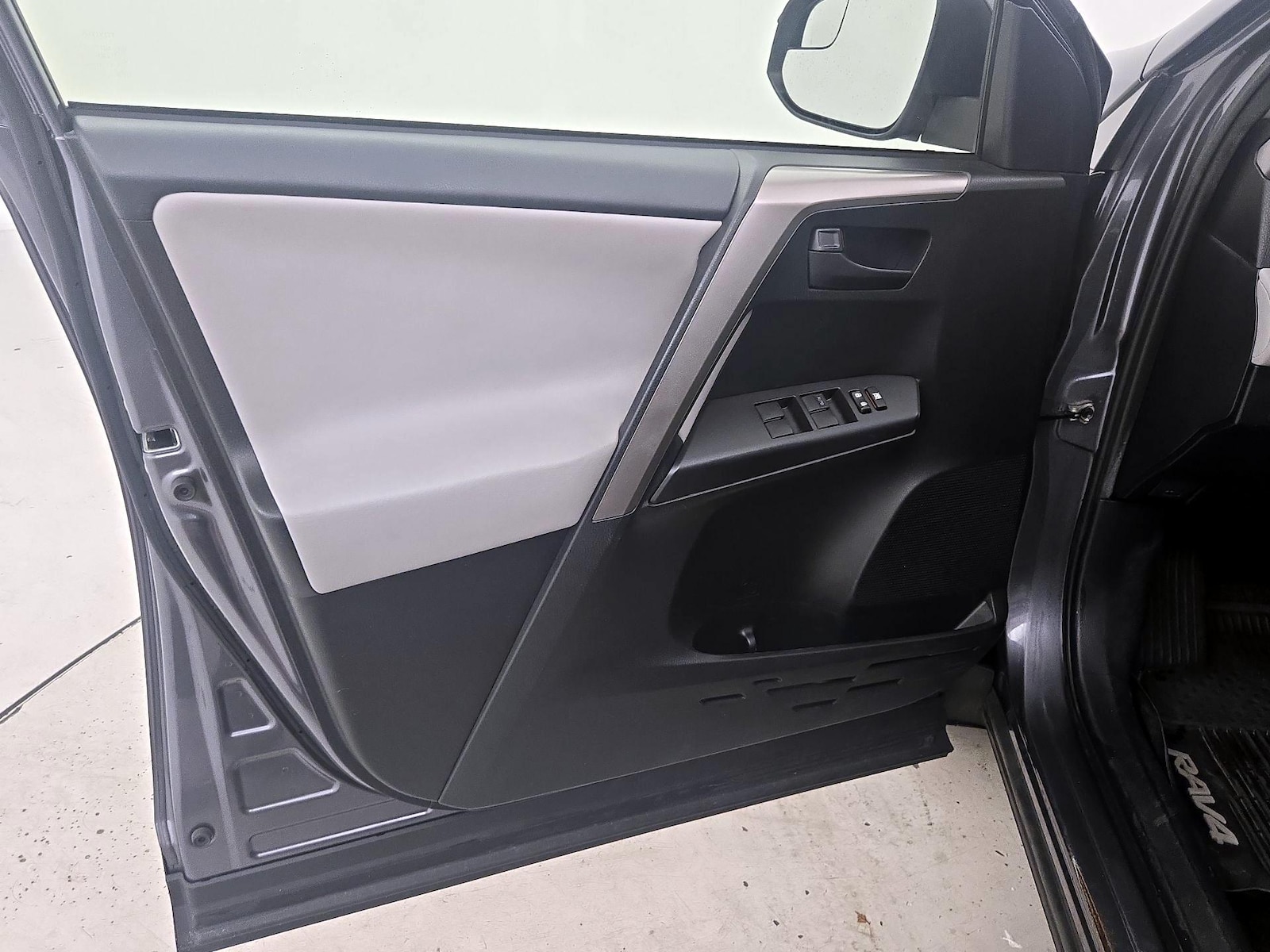 2018 Toyota RAV4 LE - Photo 13