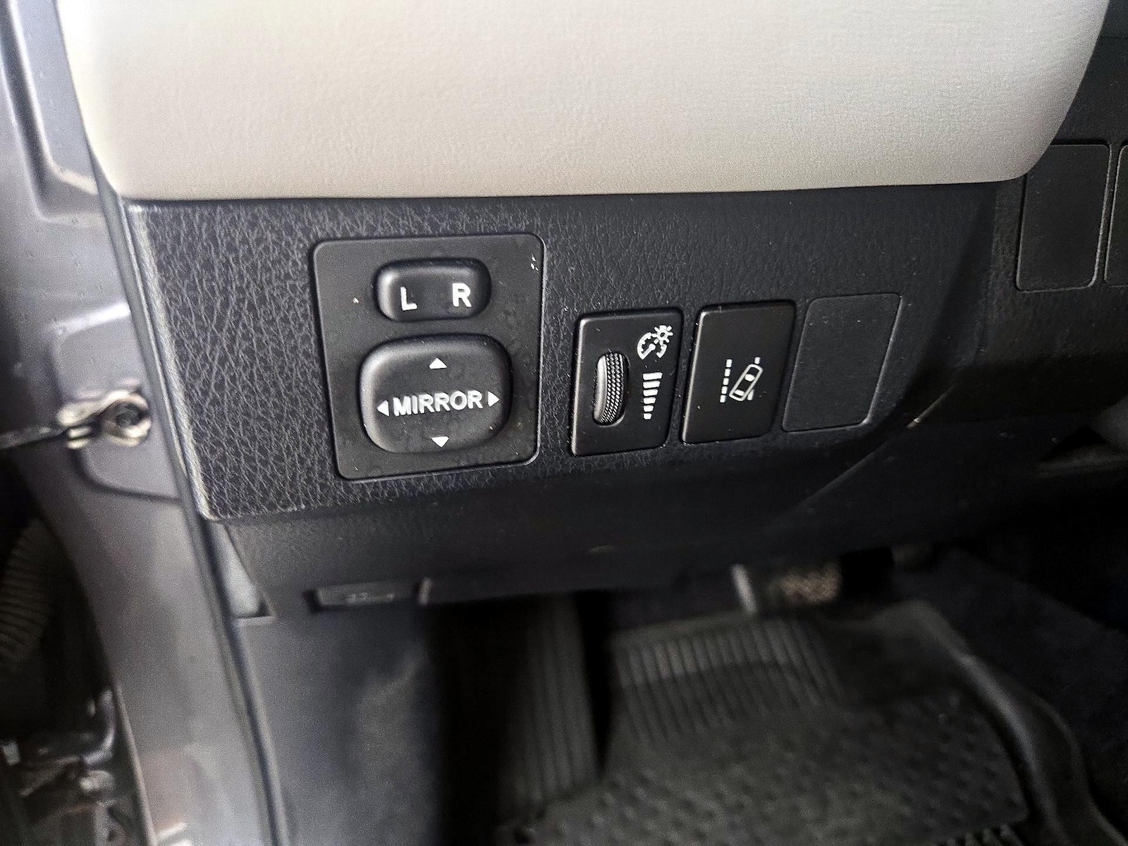 2018 Toyota RAV4 LE - Photo 14