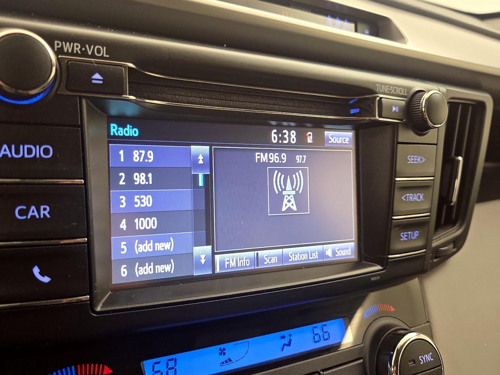 2018 Toyota RAV4 LE - Photo 16