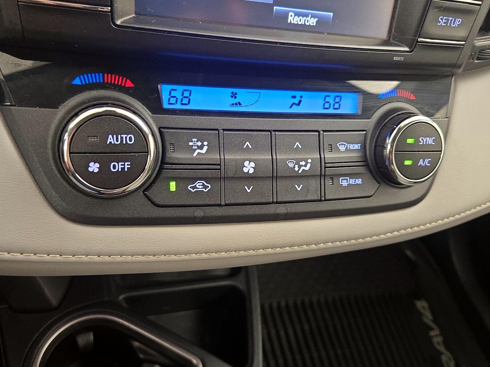 2018 Toyota RAV4 LE - Photo 17