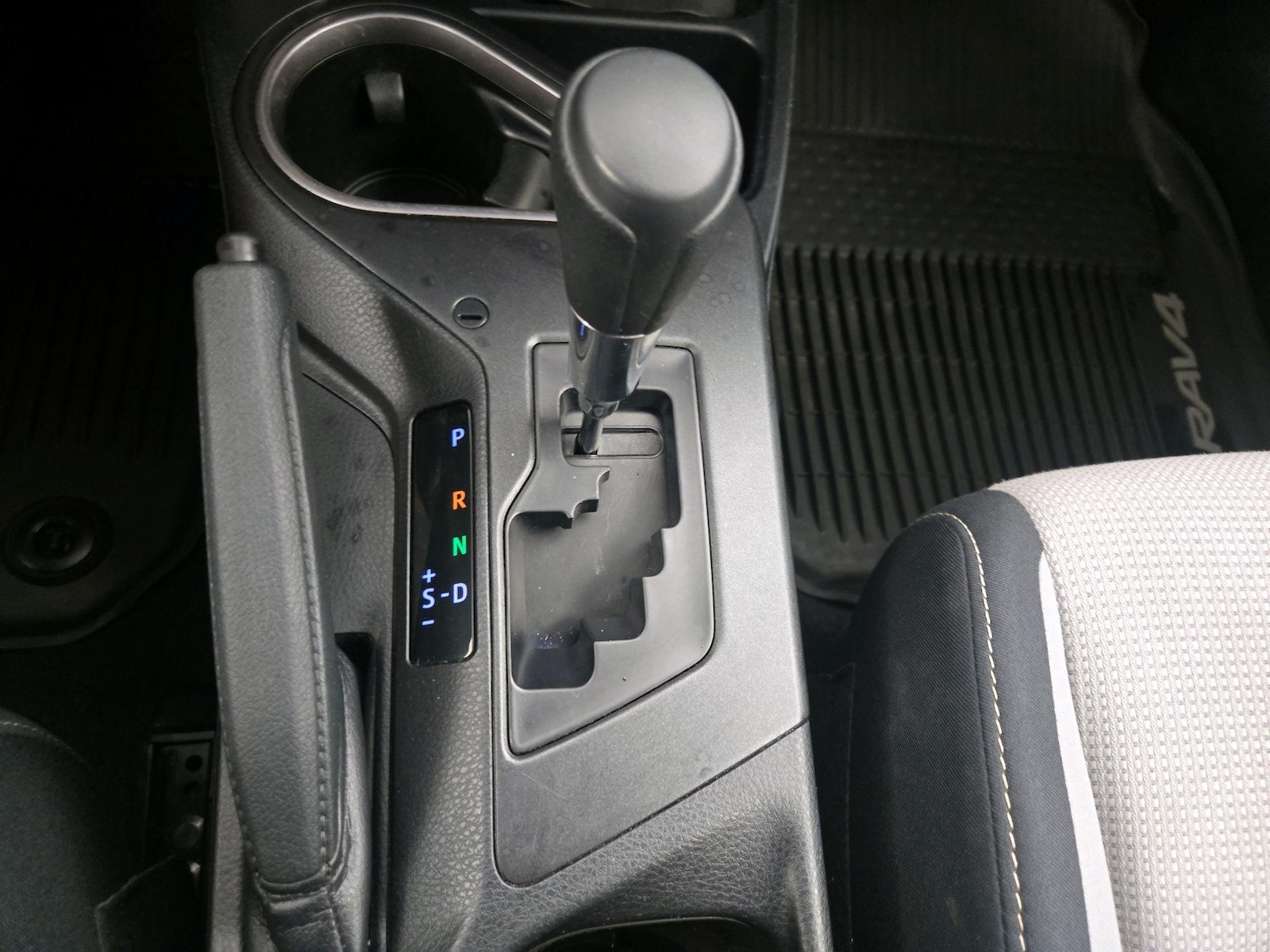 2018 Toyota RAV4 LE - Photo 18