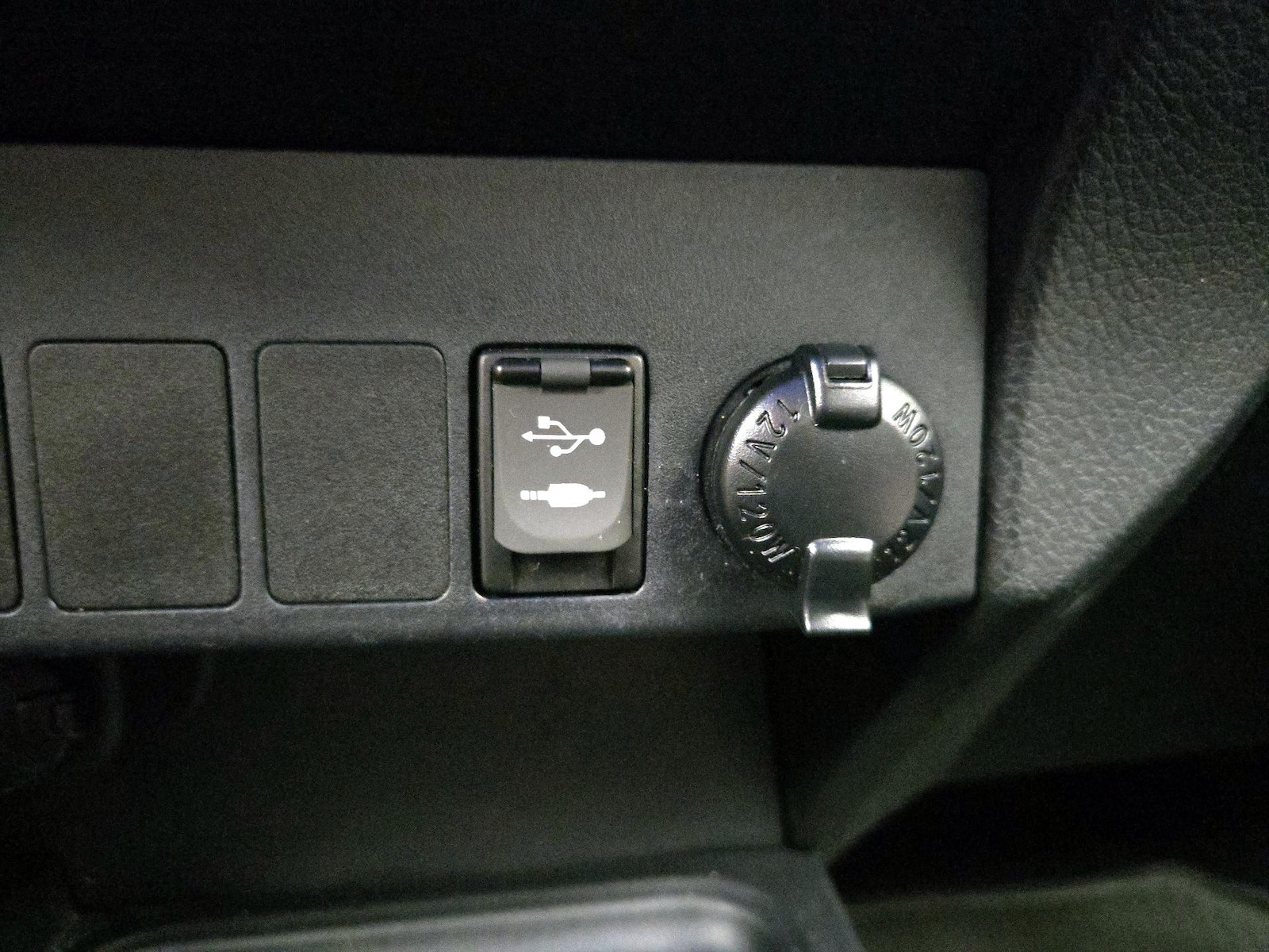 2018 Toyota RAV4 LE - Photo 19
