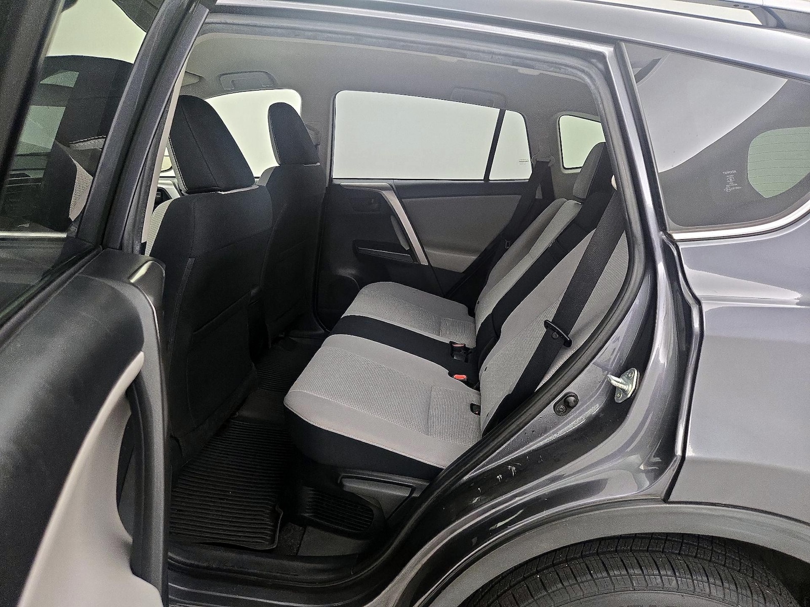 2018 Toyota RAV4 LE - Photo 20