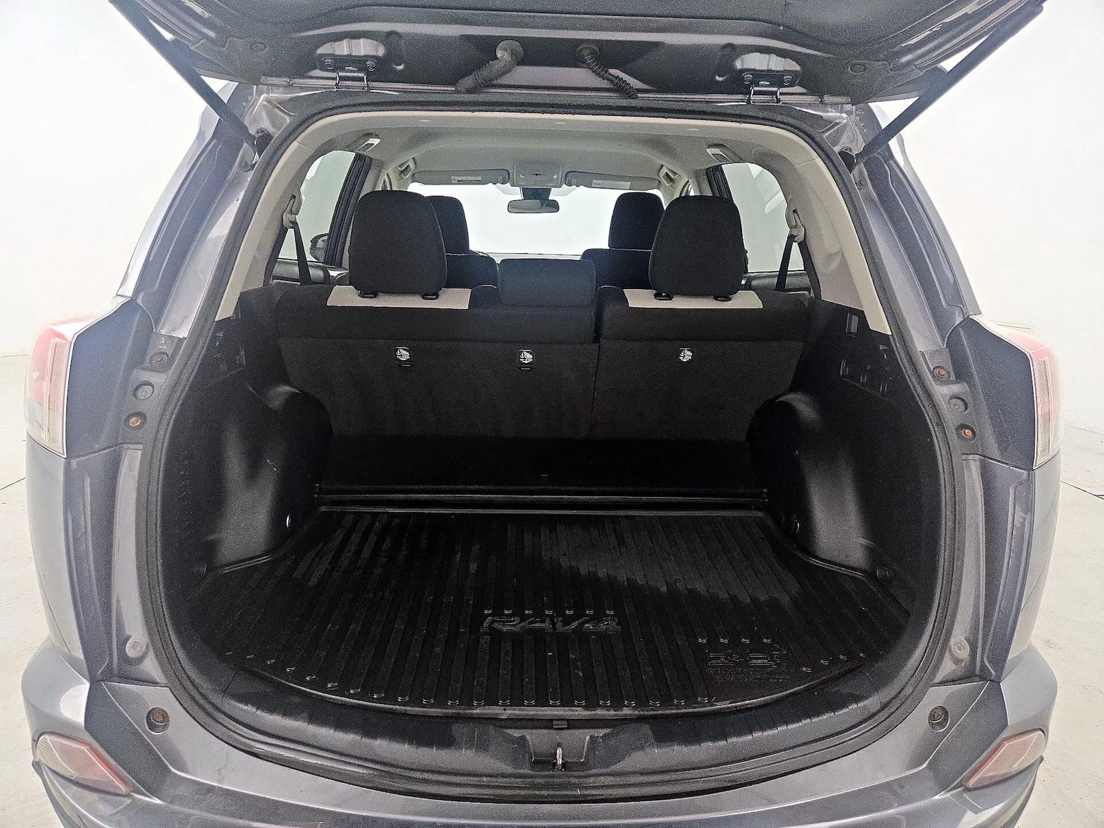 2018 Toyota RAV4 LE - Photo 21