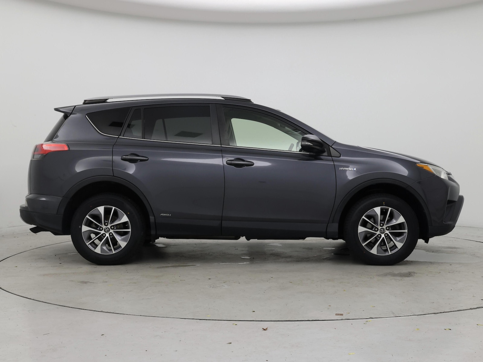2018 Toyota RAV4 LE - Photo 8