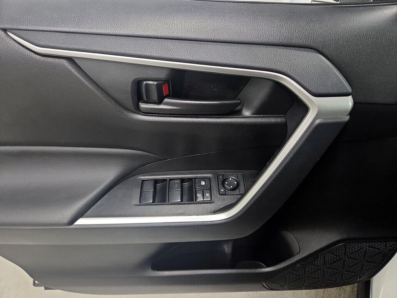 2025 Toyota RAV4 LE - Photo 13