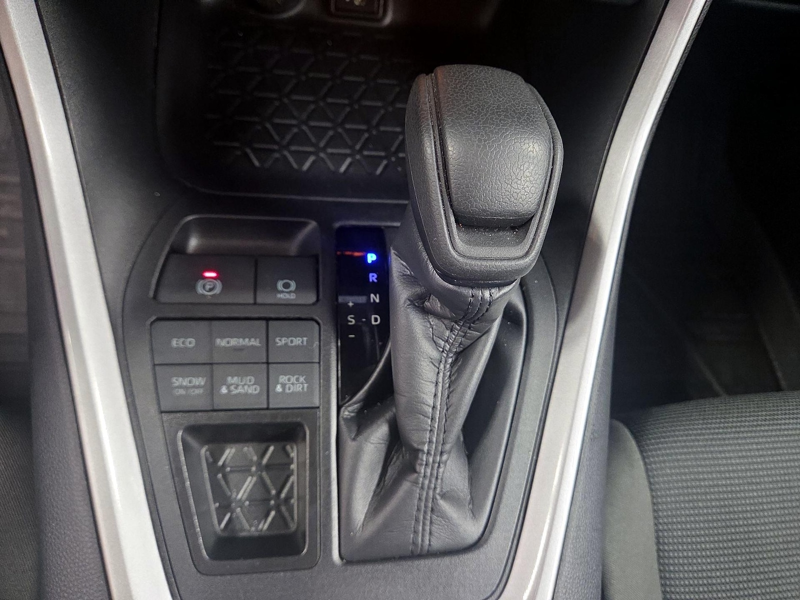 2025 Toyota RAV4 LE - Photo 18