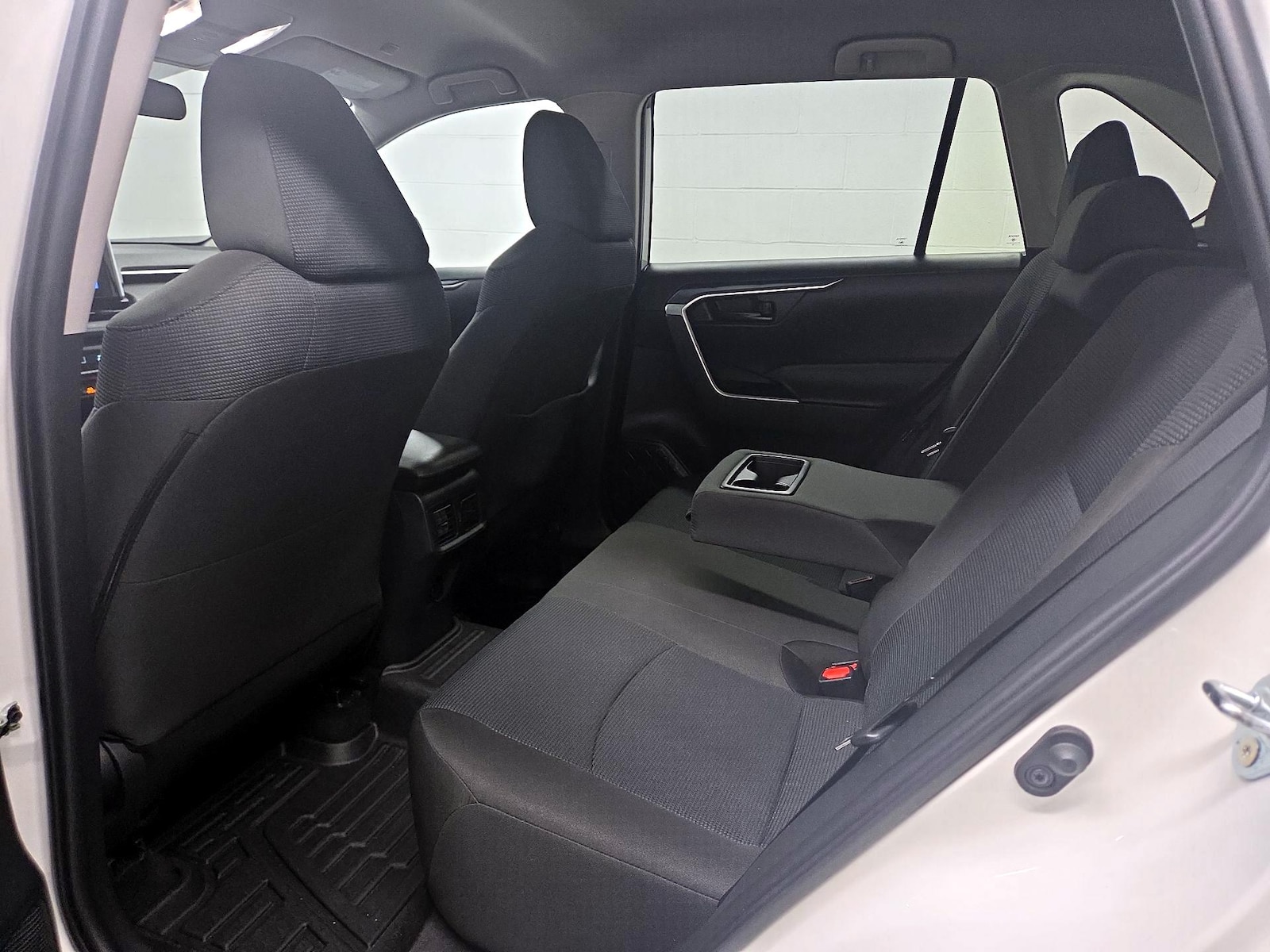 2025 Toyota RAV4 LE - Photo 20
