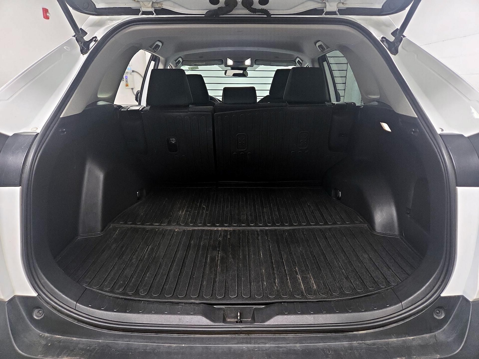 2025 Toyota RAV4 LE - Photo 21