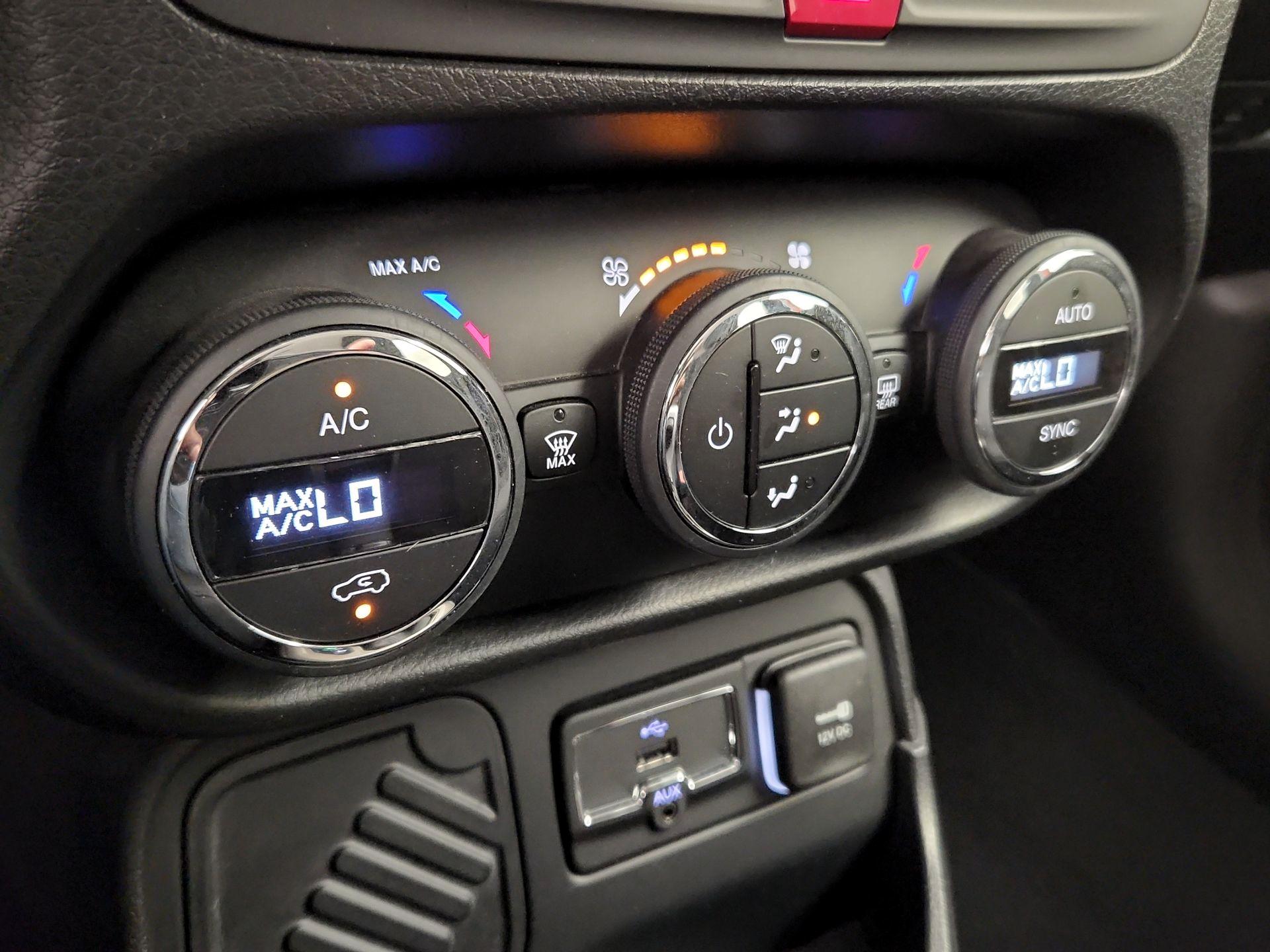 Thumbnail: 2017 Jeep Renegade - 17