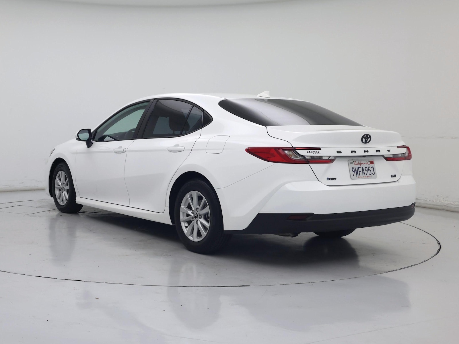 2026 Toyota Camry LE - Photo 3