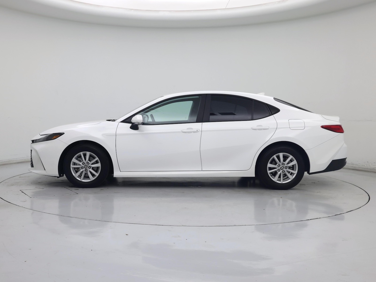 2026 Toyota Camry LE - Photo 4