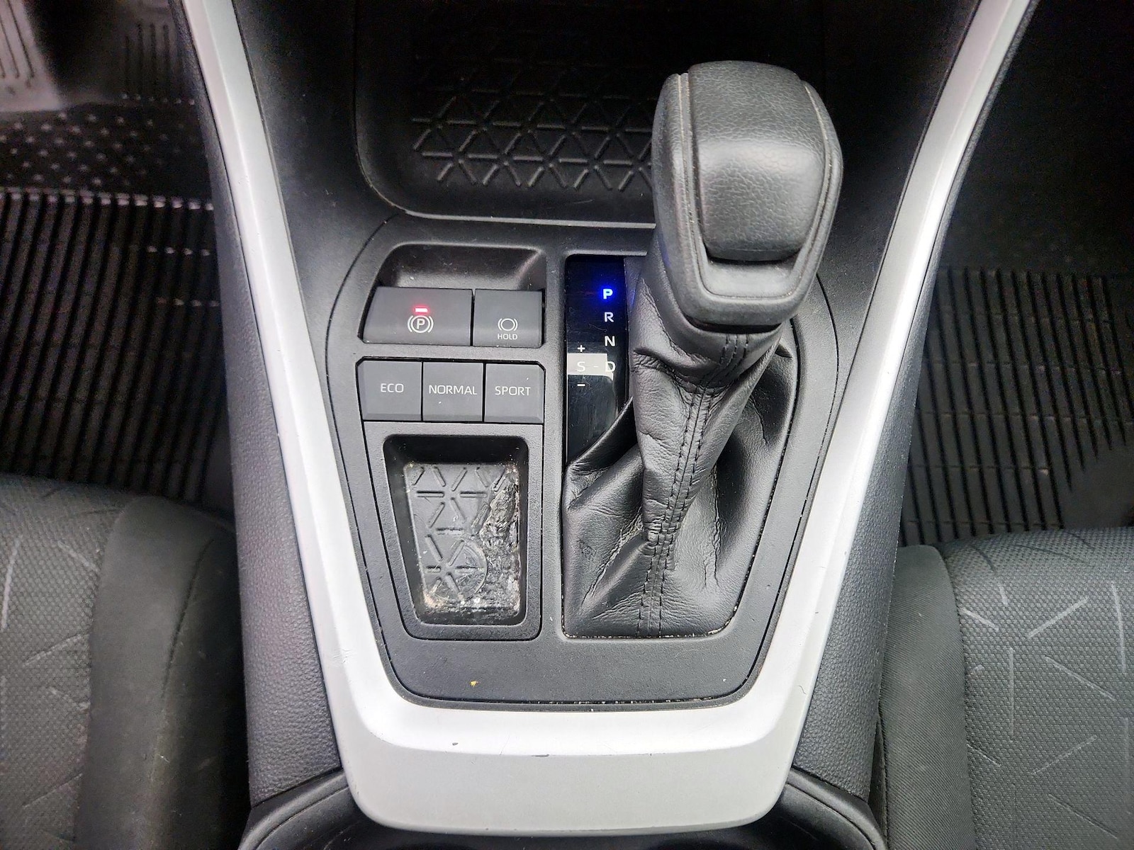 2021 Toyota RAV4 XLE - Photo 18