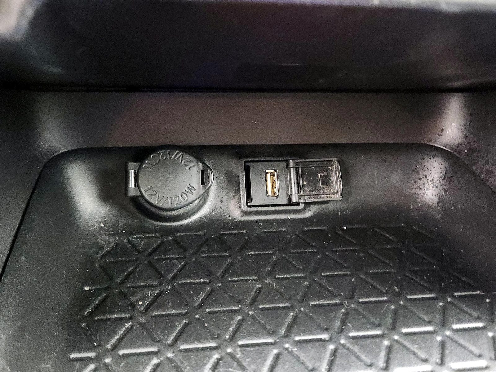 2021 Toyota RAV4 XLE - Photo 19