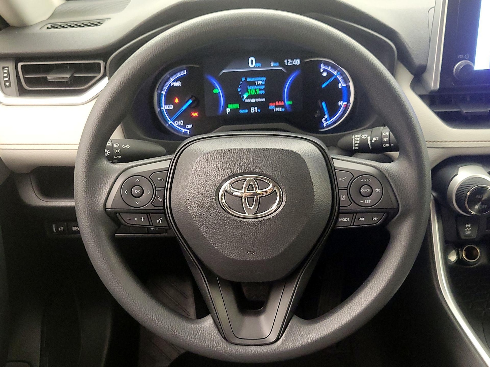 2025 Toyota RAV4 XLE - Photo 11