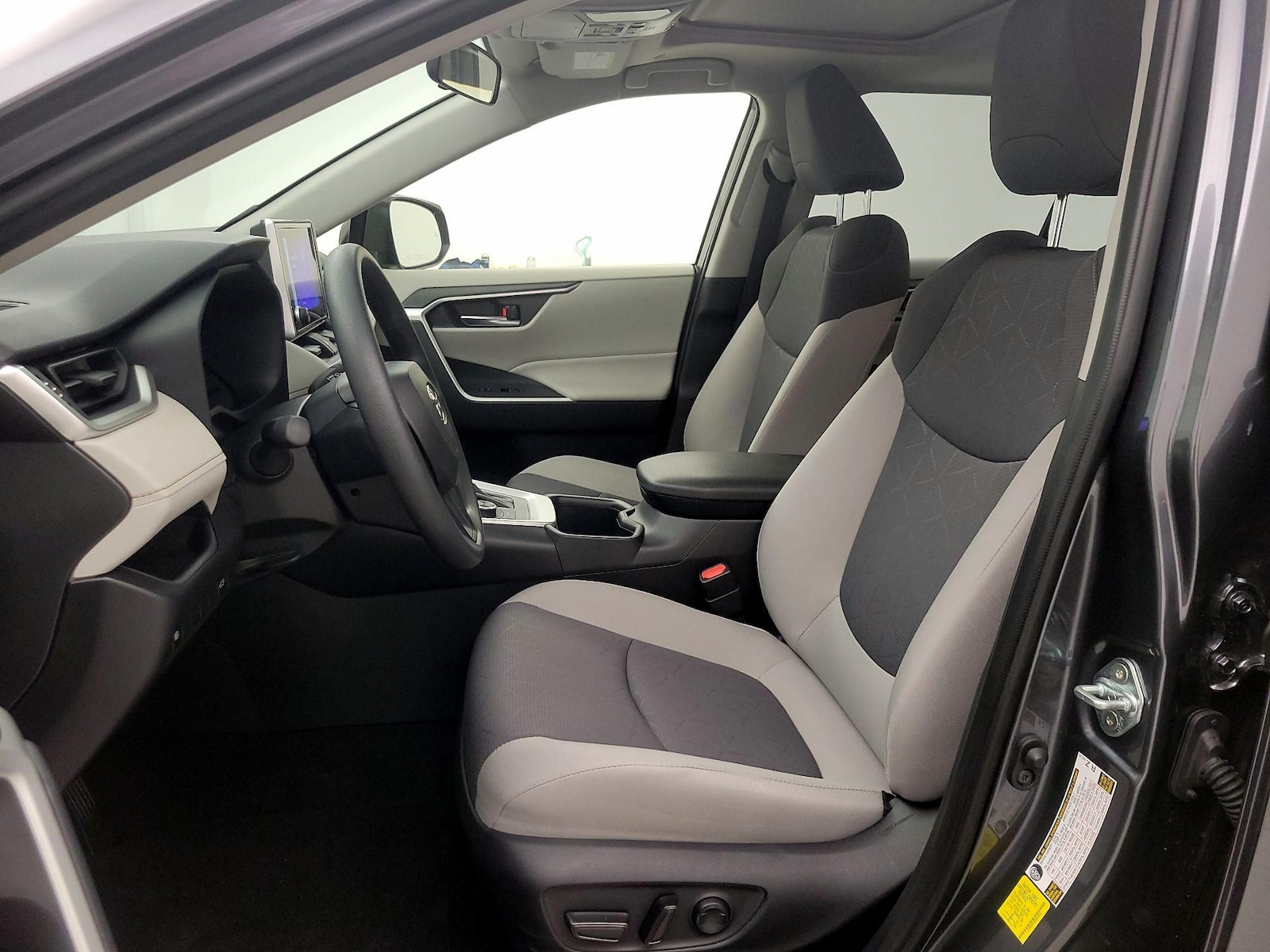 2025 Toyota RAV4 XLE - Photo 12