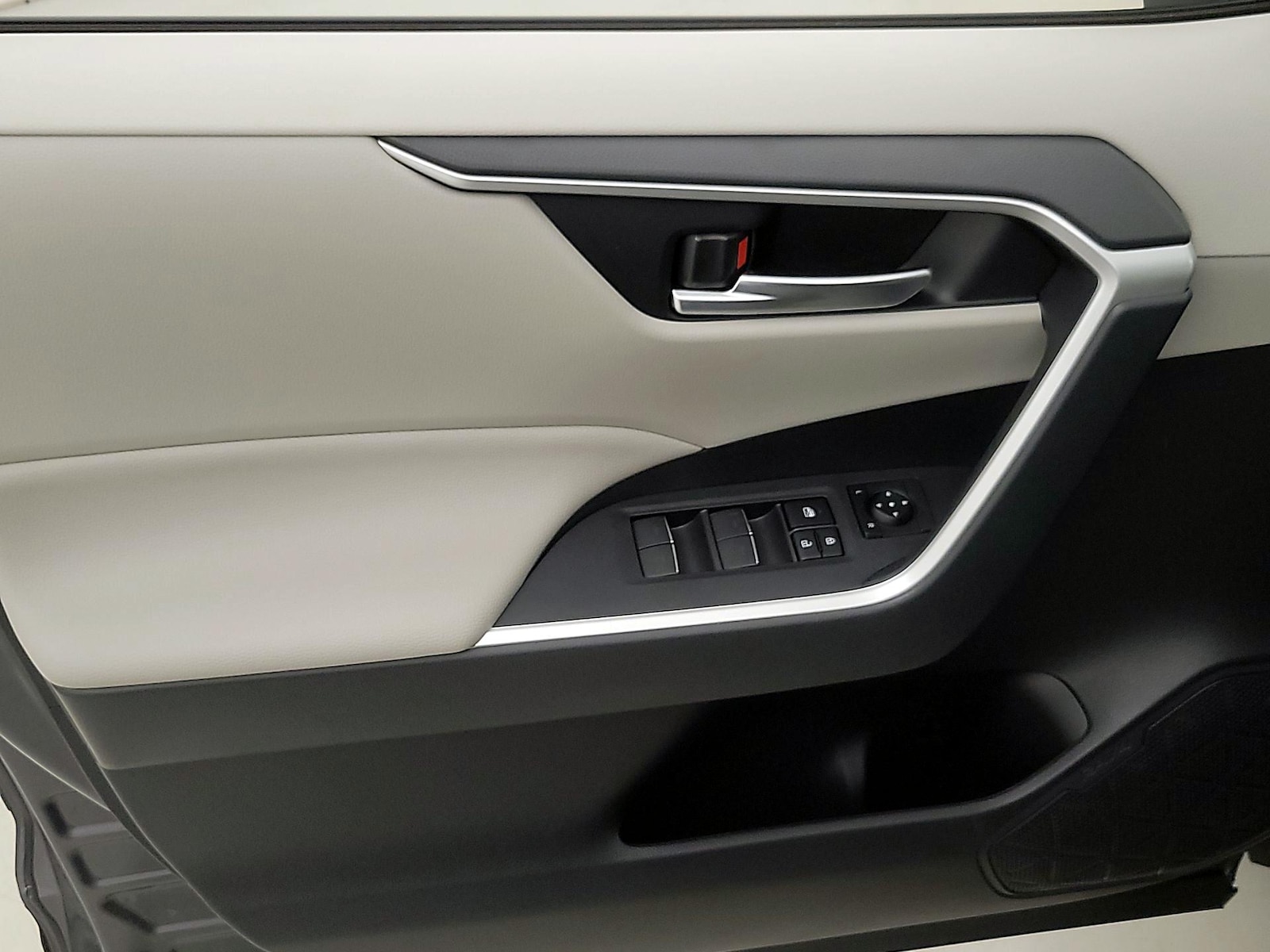 2025 Toyota RAV4 XLE - Photo 13