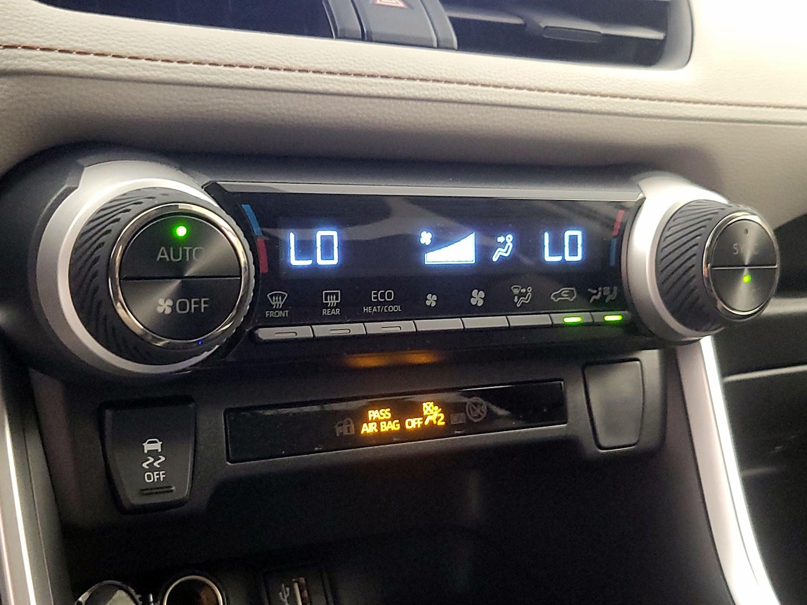 2025 Toyota RAV4 XLE - Photo 17