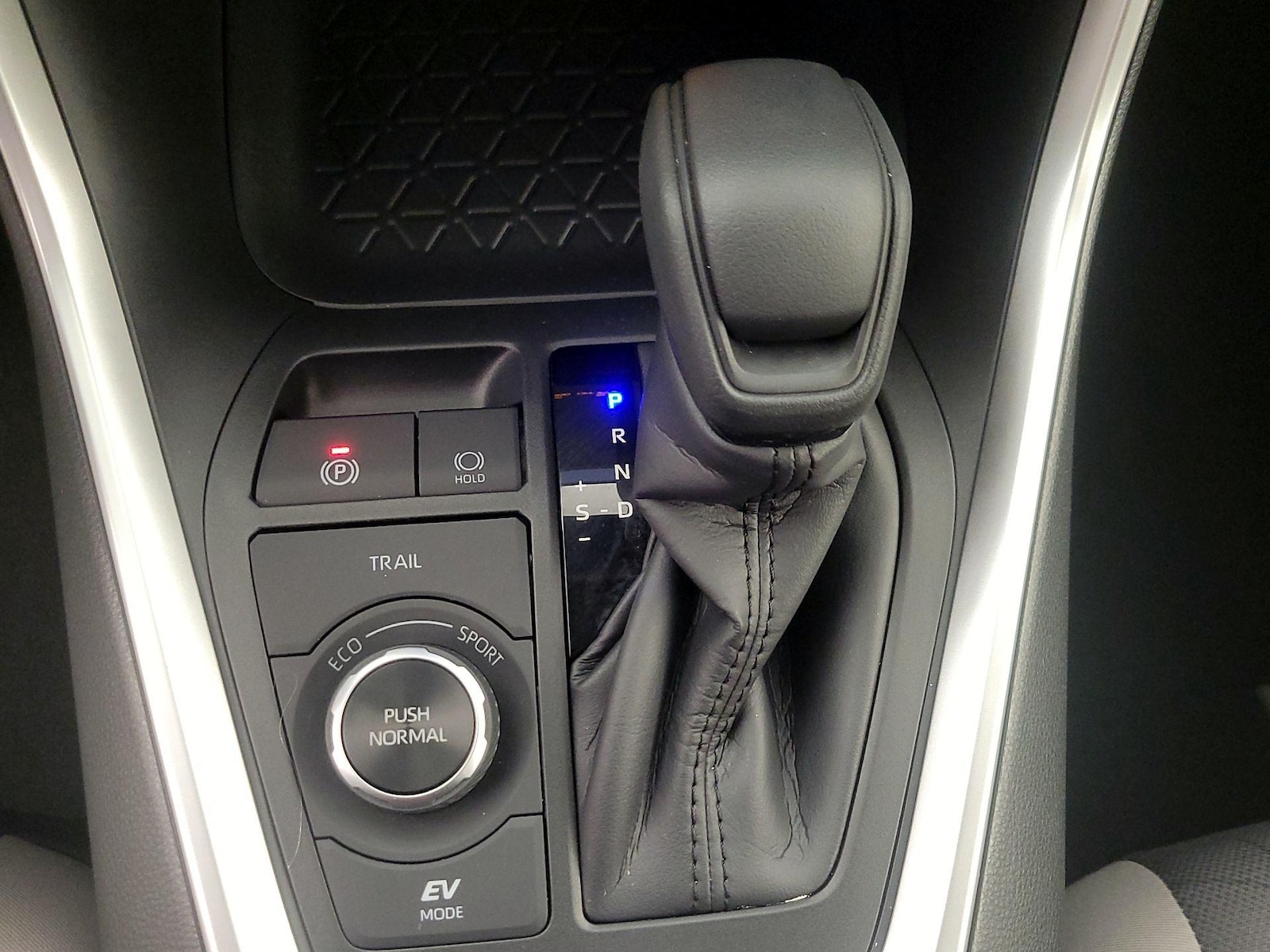 2025 Toyota RAV4 XLE - Photo 18