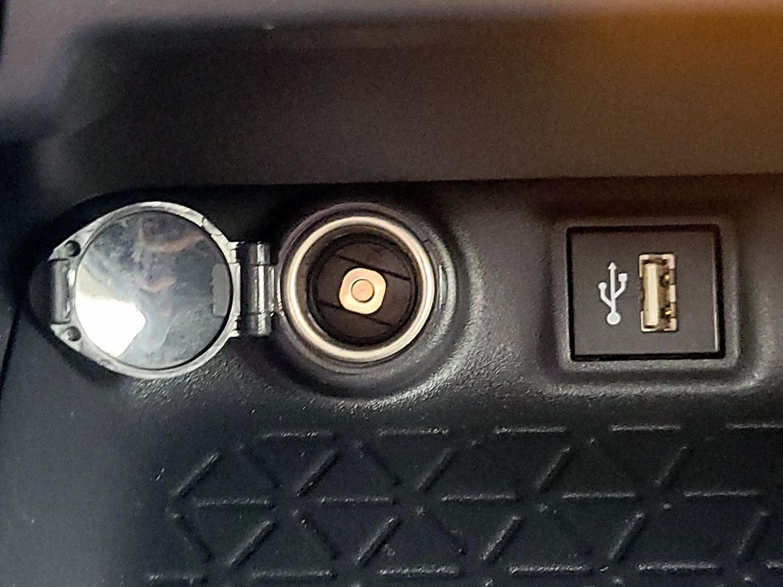 2025 Toyota RAV4 XLE - Photo 19