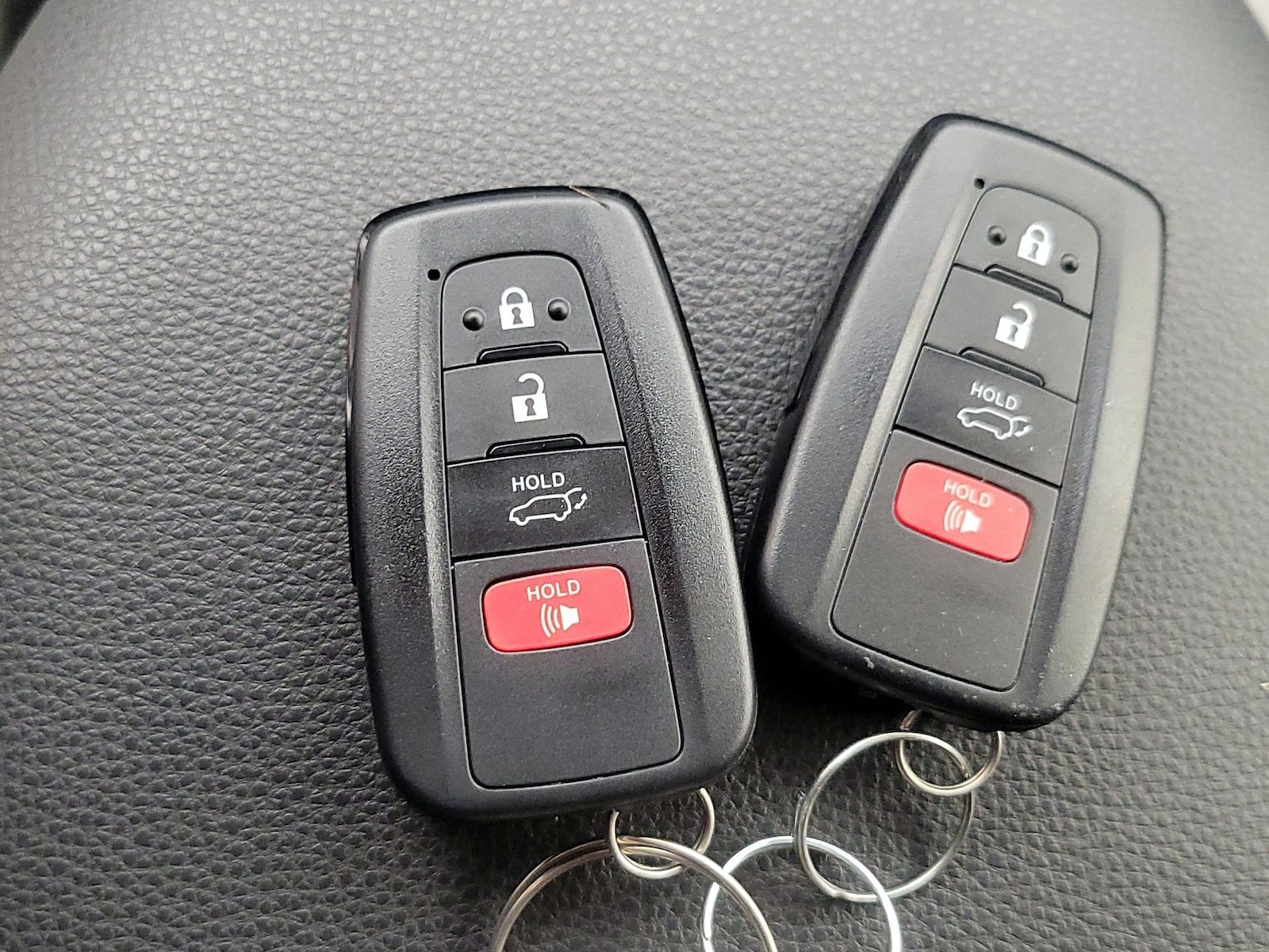 2025 Toyota RAV4 XLE - Photo 24