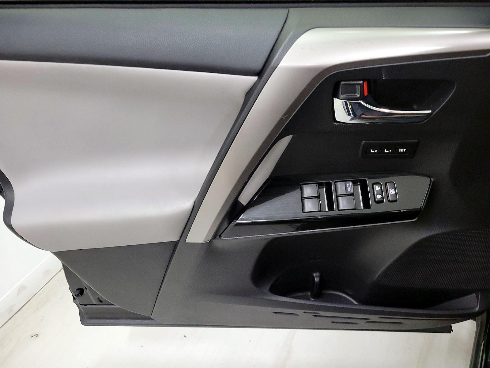 2017 Toyota RAV4 Limited - Photo 13