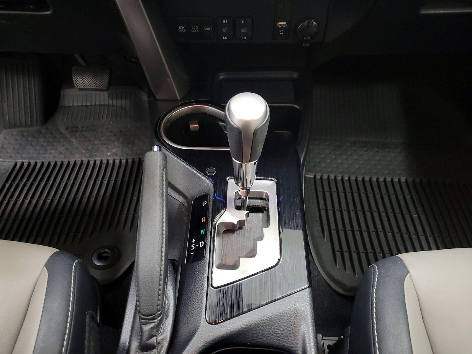 2017 Toyota RAV4 Limited - Photo 19