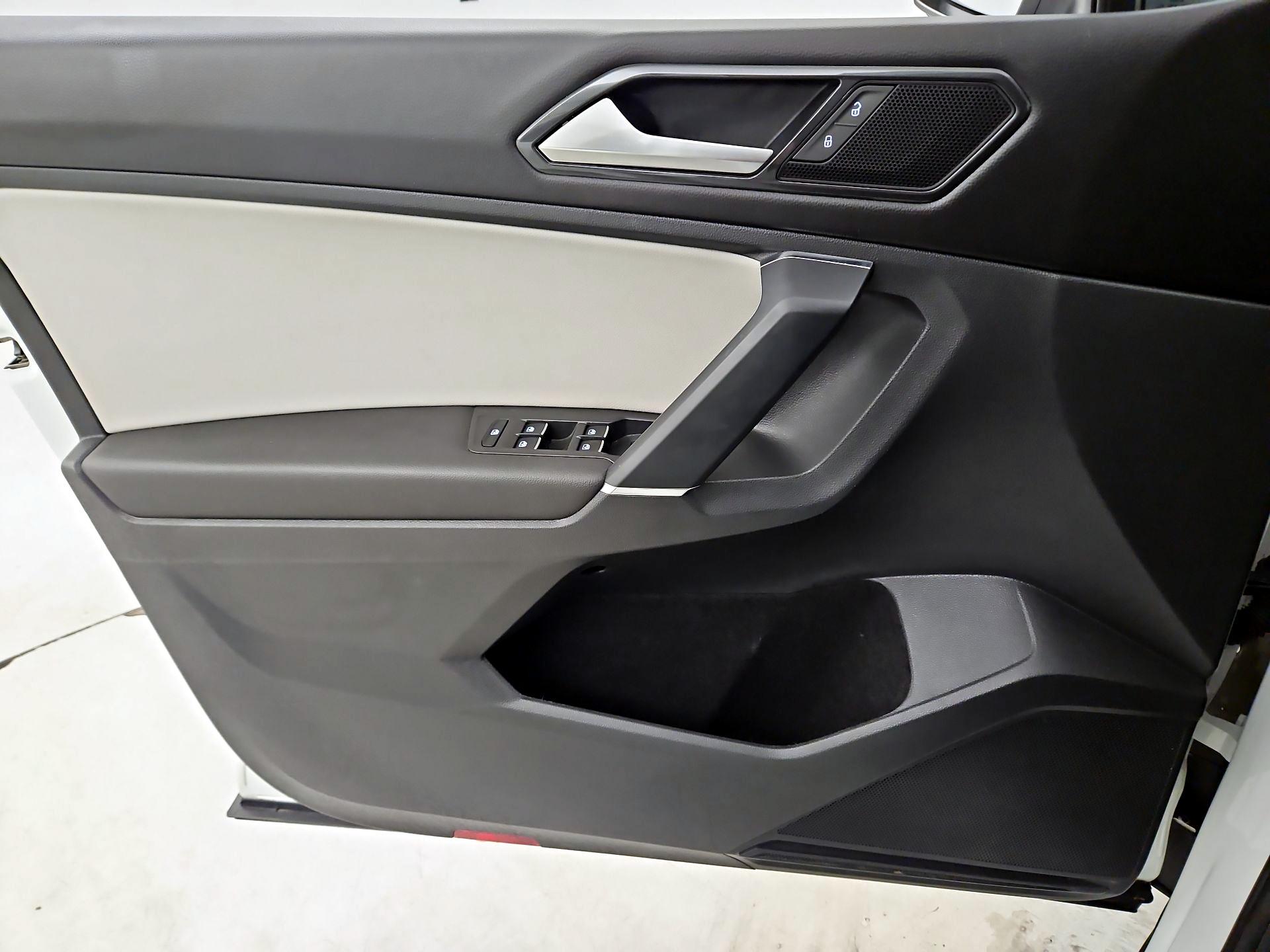 Thumbnail: 2018 Volkswagen Tiguan - 12