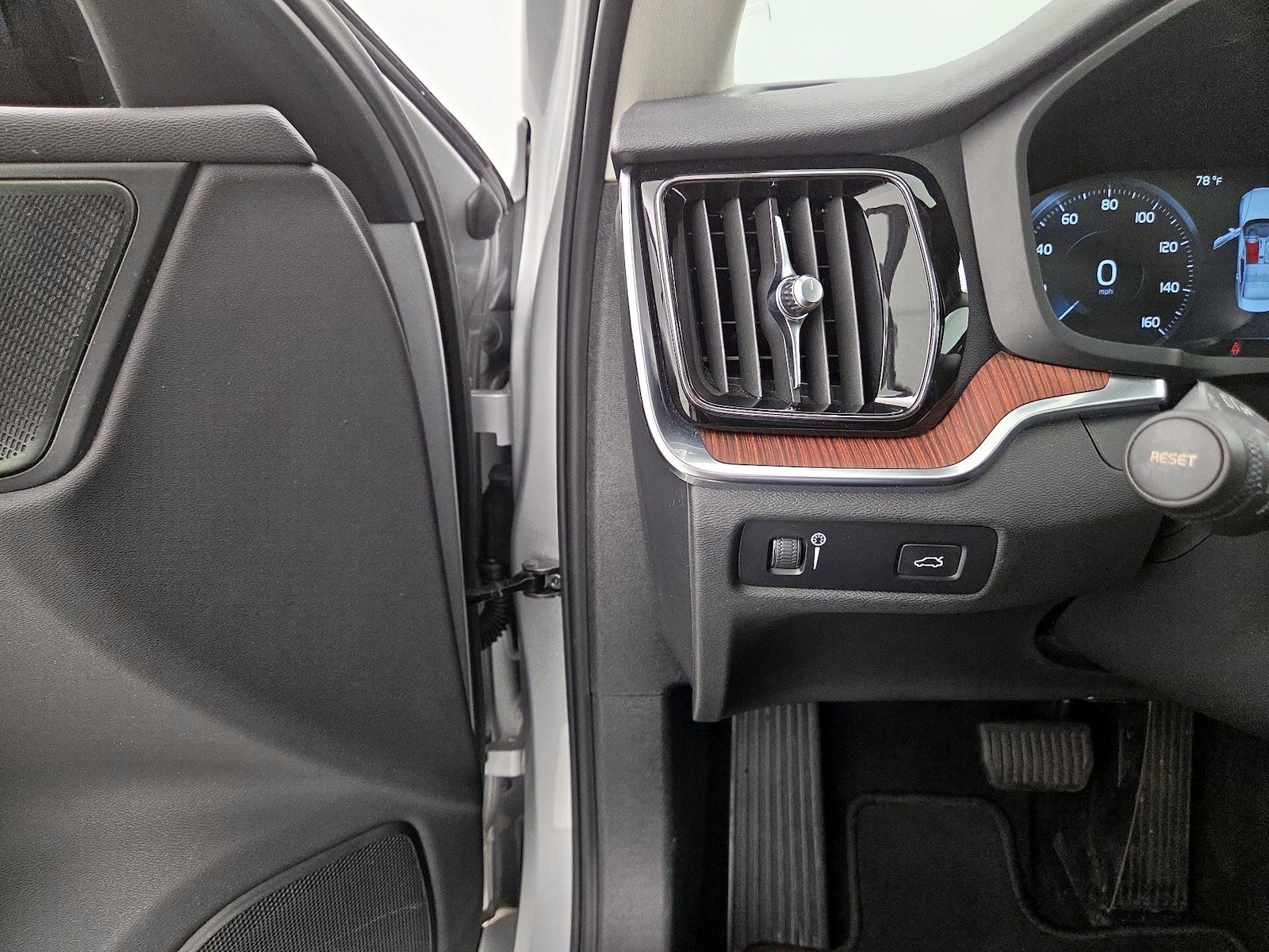 2022 Volvo S60 Momentum - Photo 14