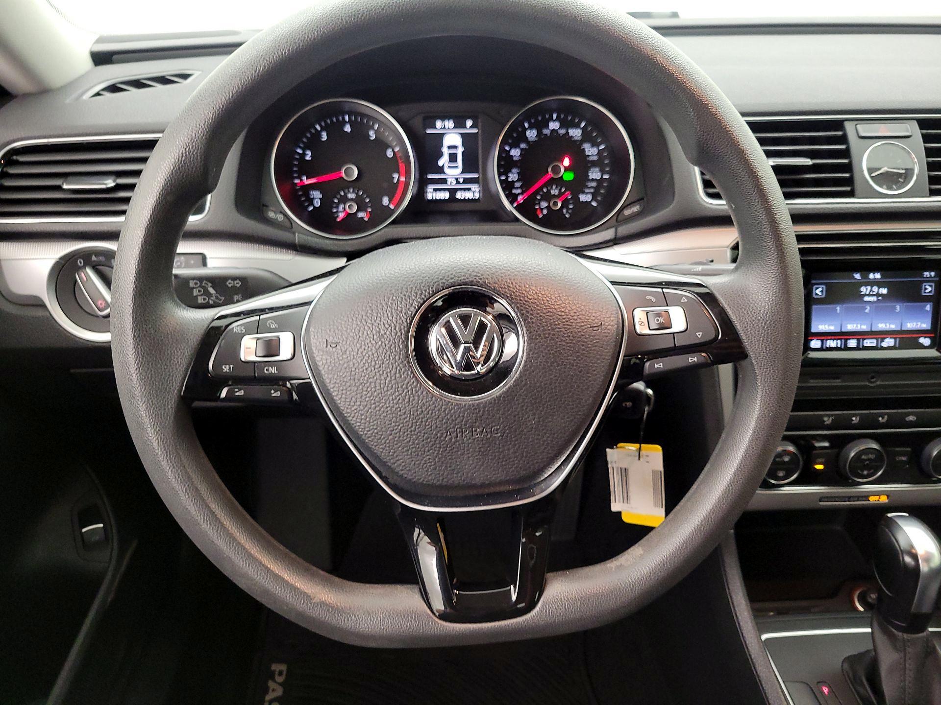 Thumbnail: 2016 Volkswagen Passat - 10