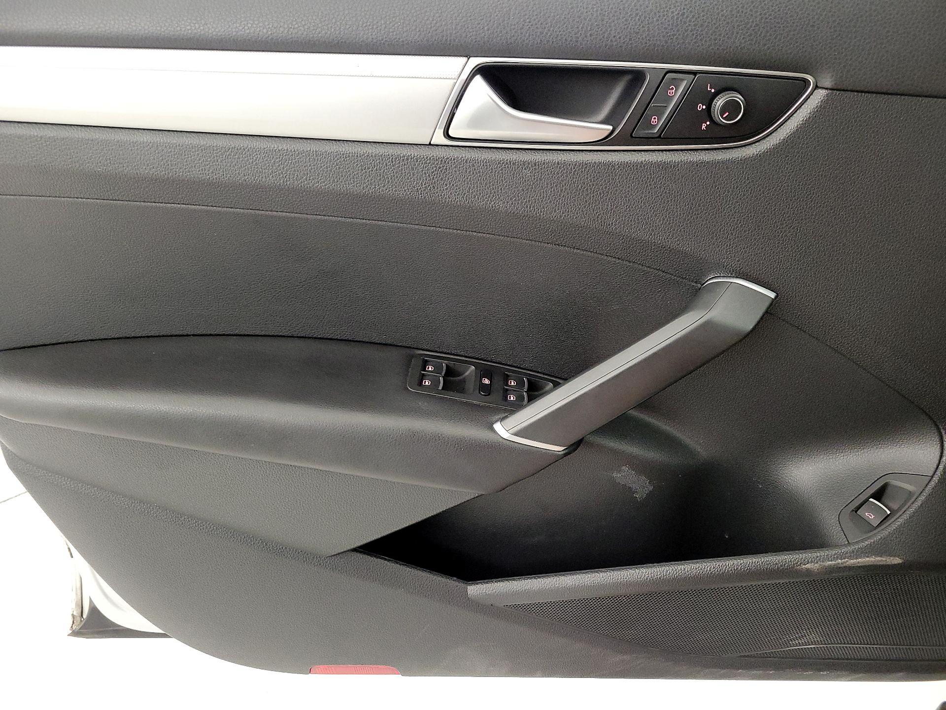 Thumbnail: 2016 Volkswagen Passat - 12