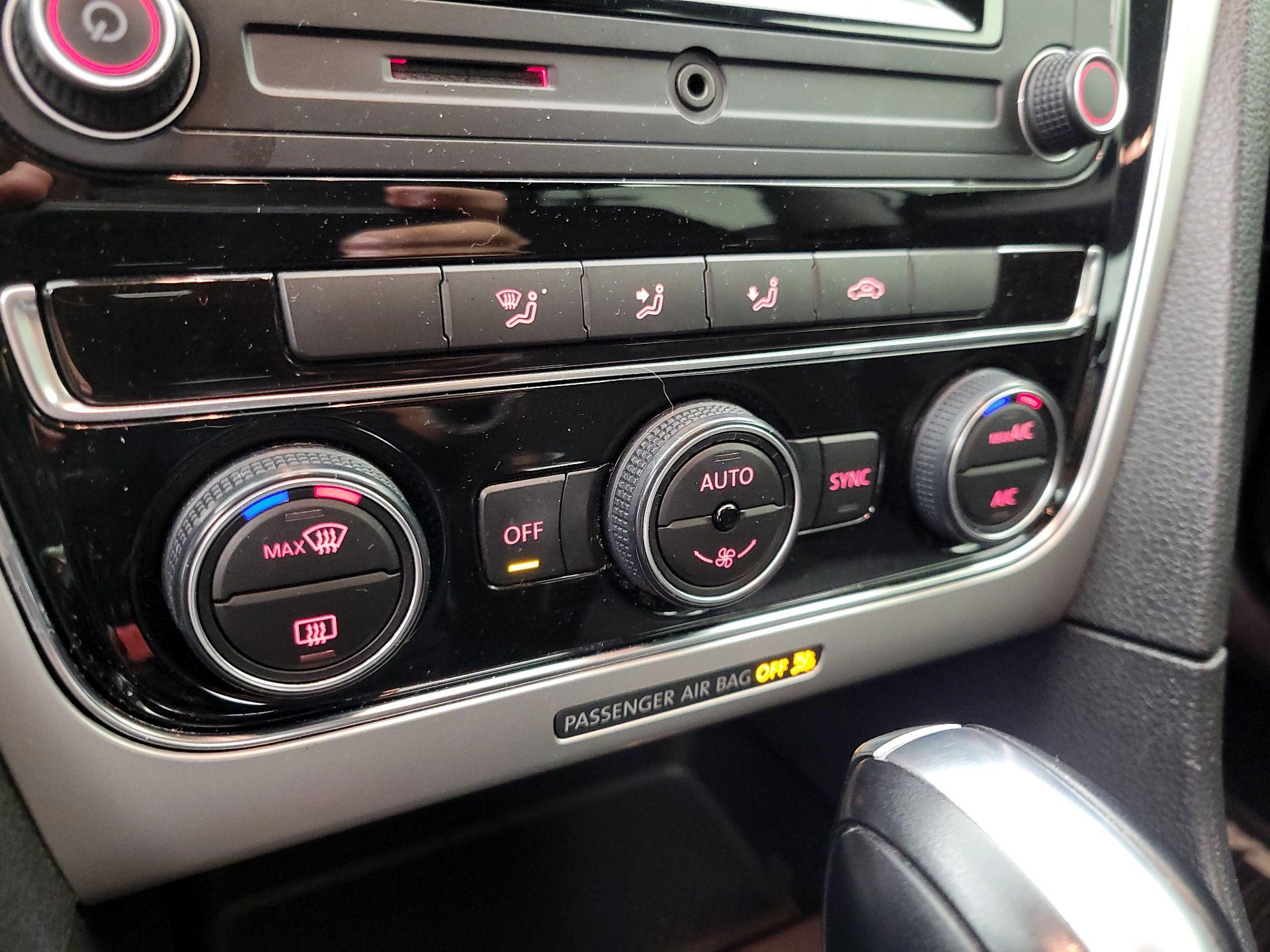 Thumbnail: 2016 Volkswagen Passat - 16