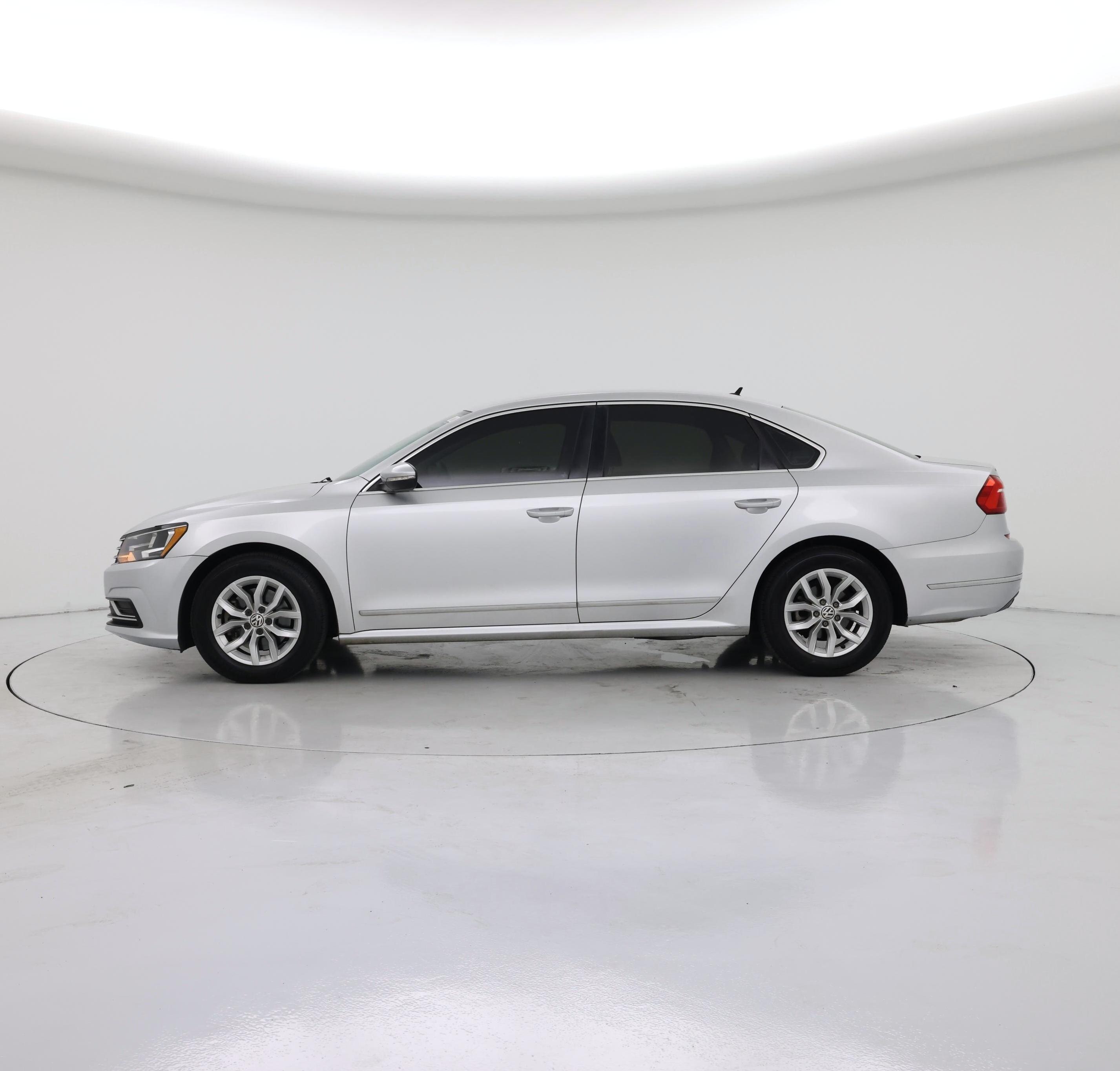 Thumbnail: 2016 Volkswagen Passat - 3