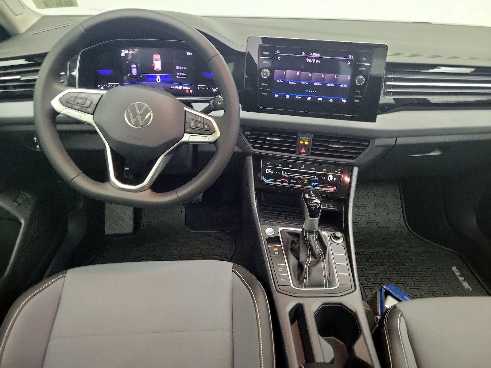2025 Volkswagen Jetta SE - Photo 10