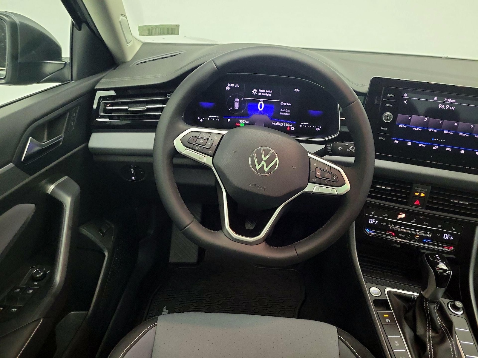 2025 Volkswagen Jetta SE - Photo 11
