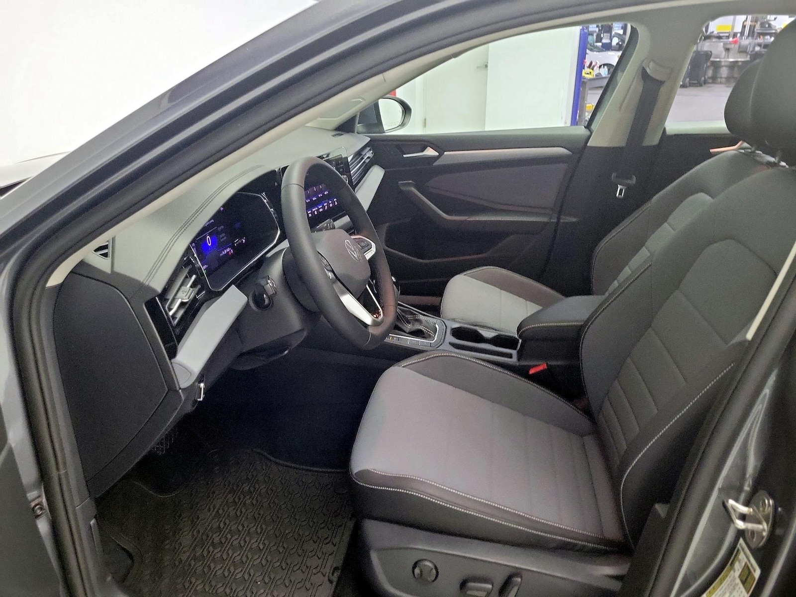 2025 Volkswagen Jetta SE - Photo 12