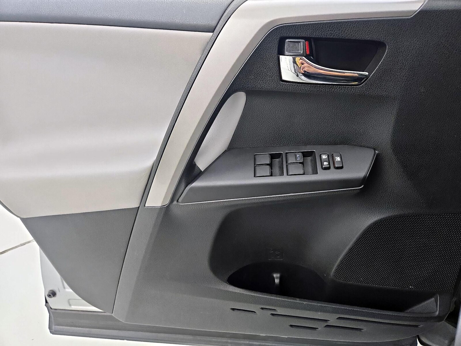 2017 Toyota RAV4 XLE - Photo 13
