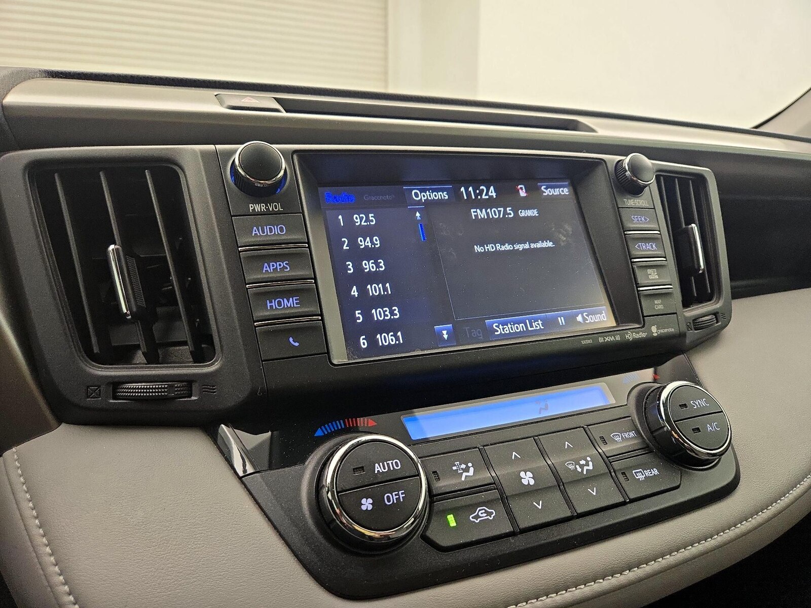 2017 Toyota RAV4 XLE - Photo 16