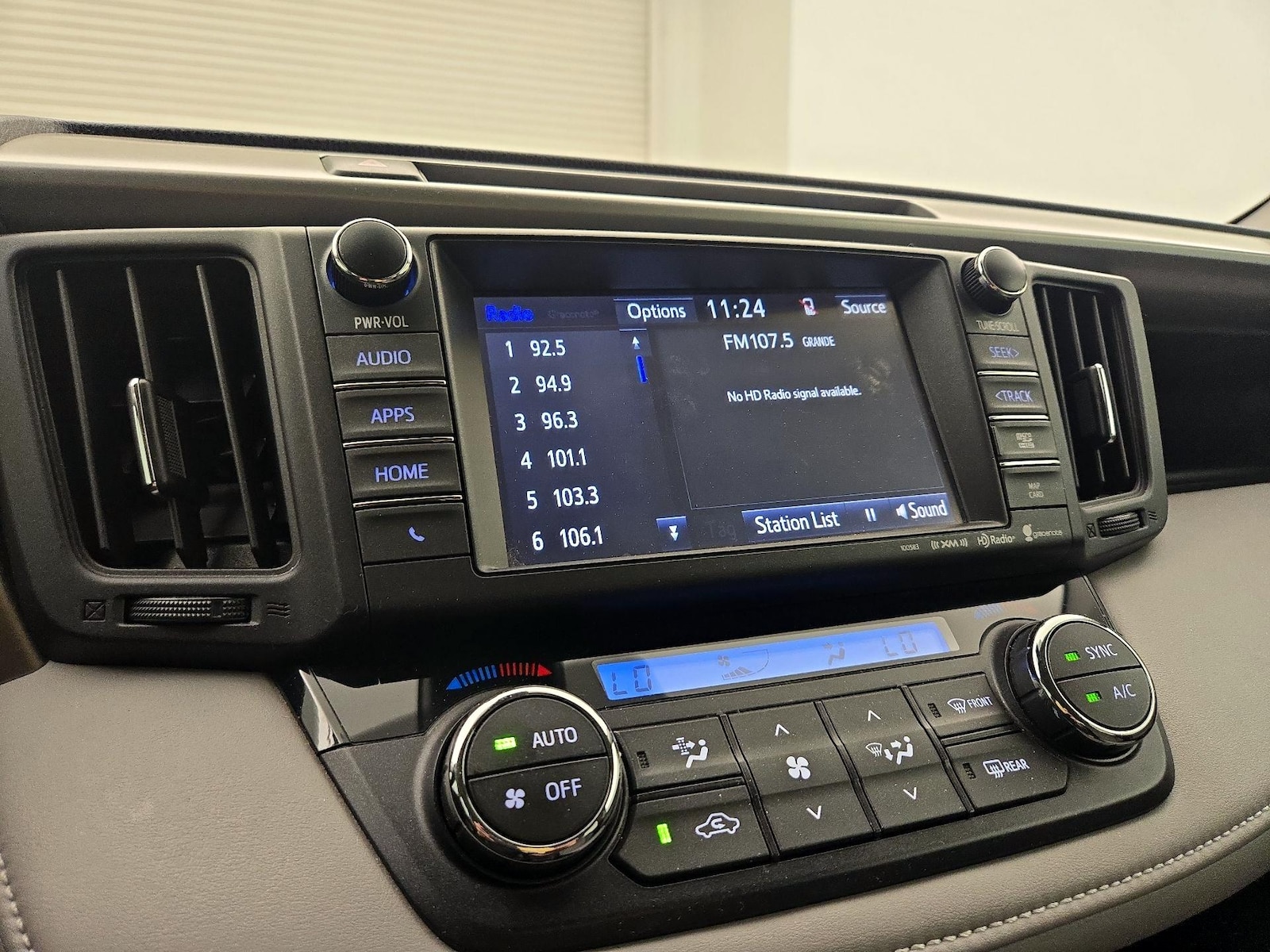 2017 Toyota RAV4 XLE - Photo 17