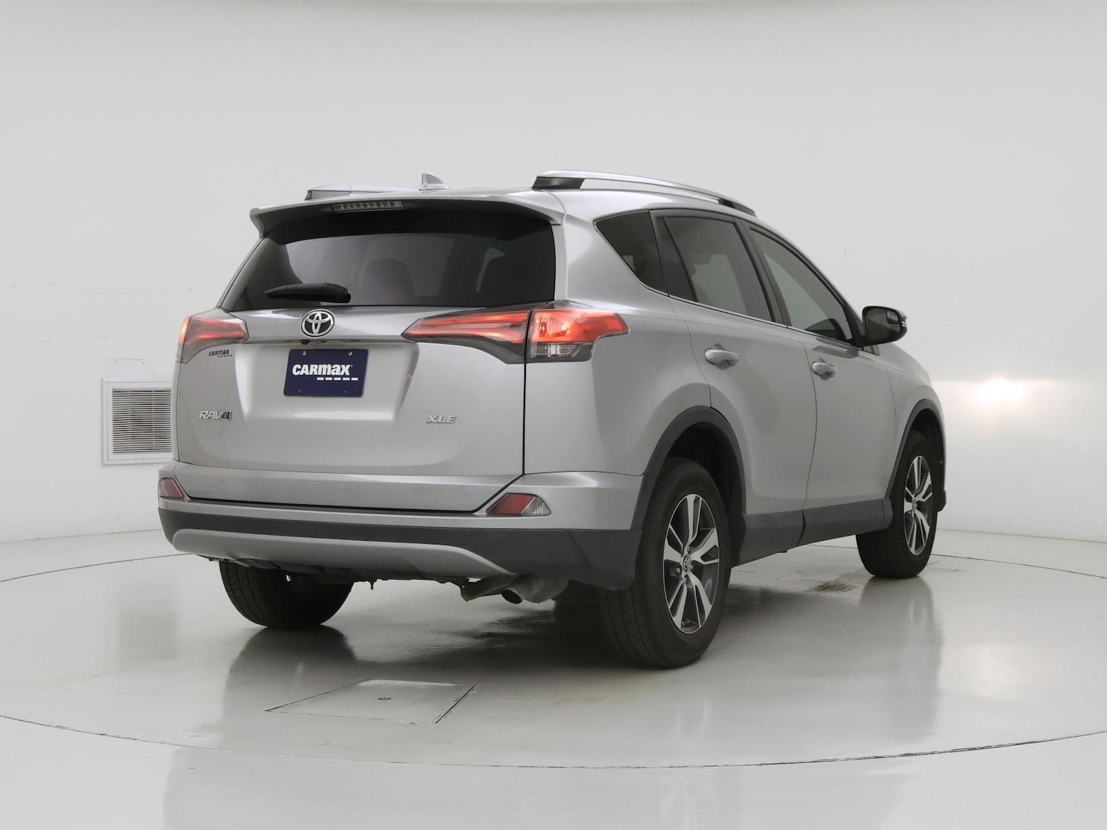 2017 Toyota RAV4 XLE - Photo 9