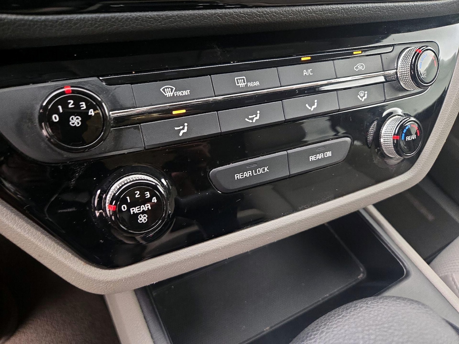 2020 Kia Sedona LX - Photo 17