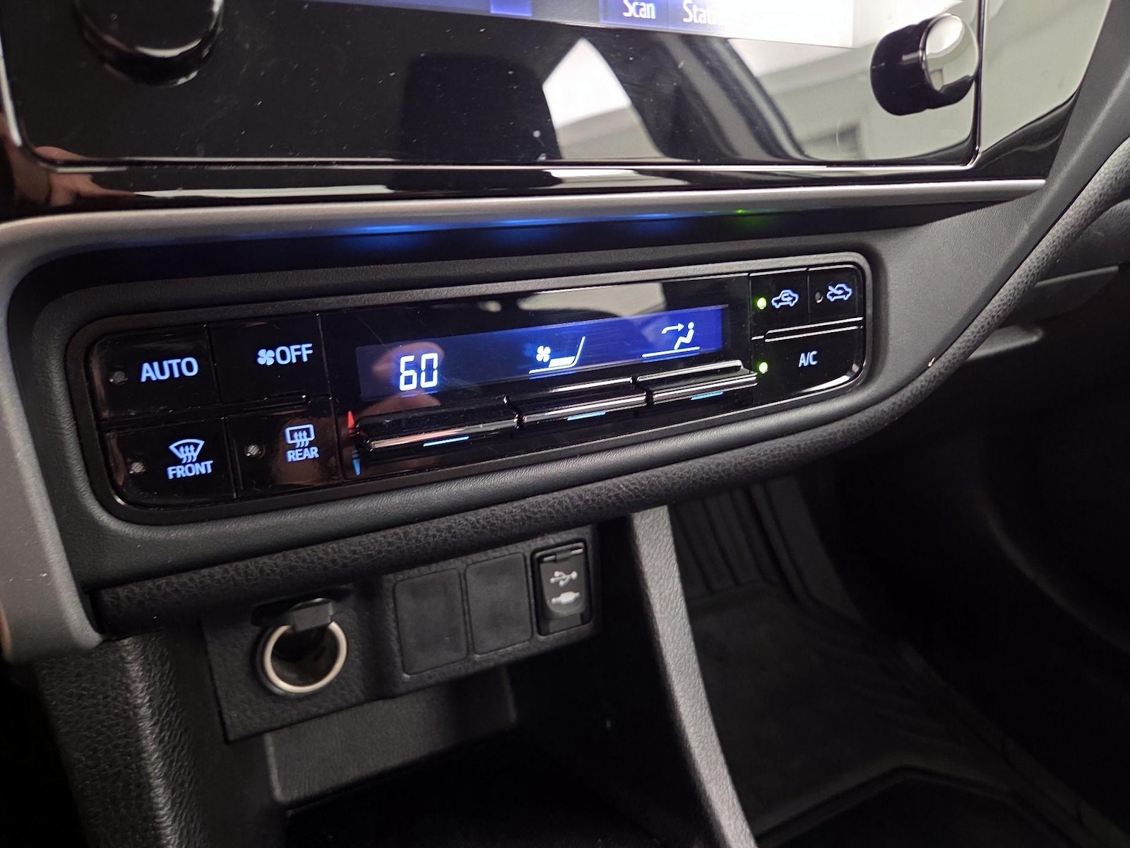 2019 Toyota Corolla LE - Photo 17