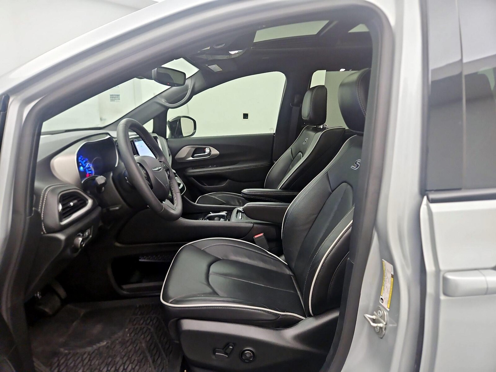 2024 Chrysler Pacifica Hybrid Premium S Appearance Pkg, photo 12