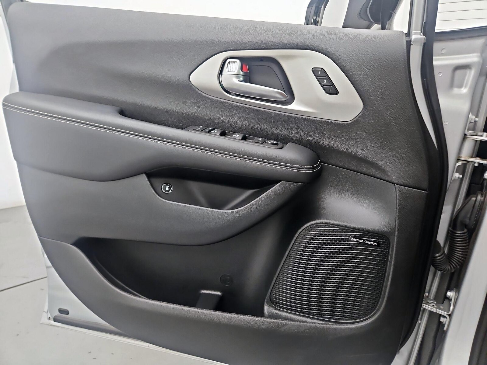 2024 Chrysler Pacifica Hybrid Premium S Appearance Pkg, photo 13