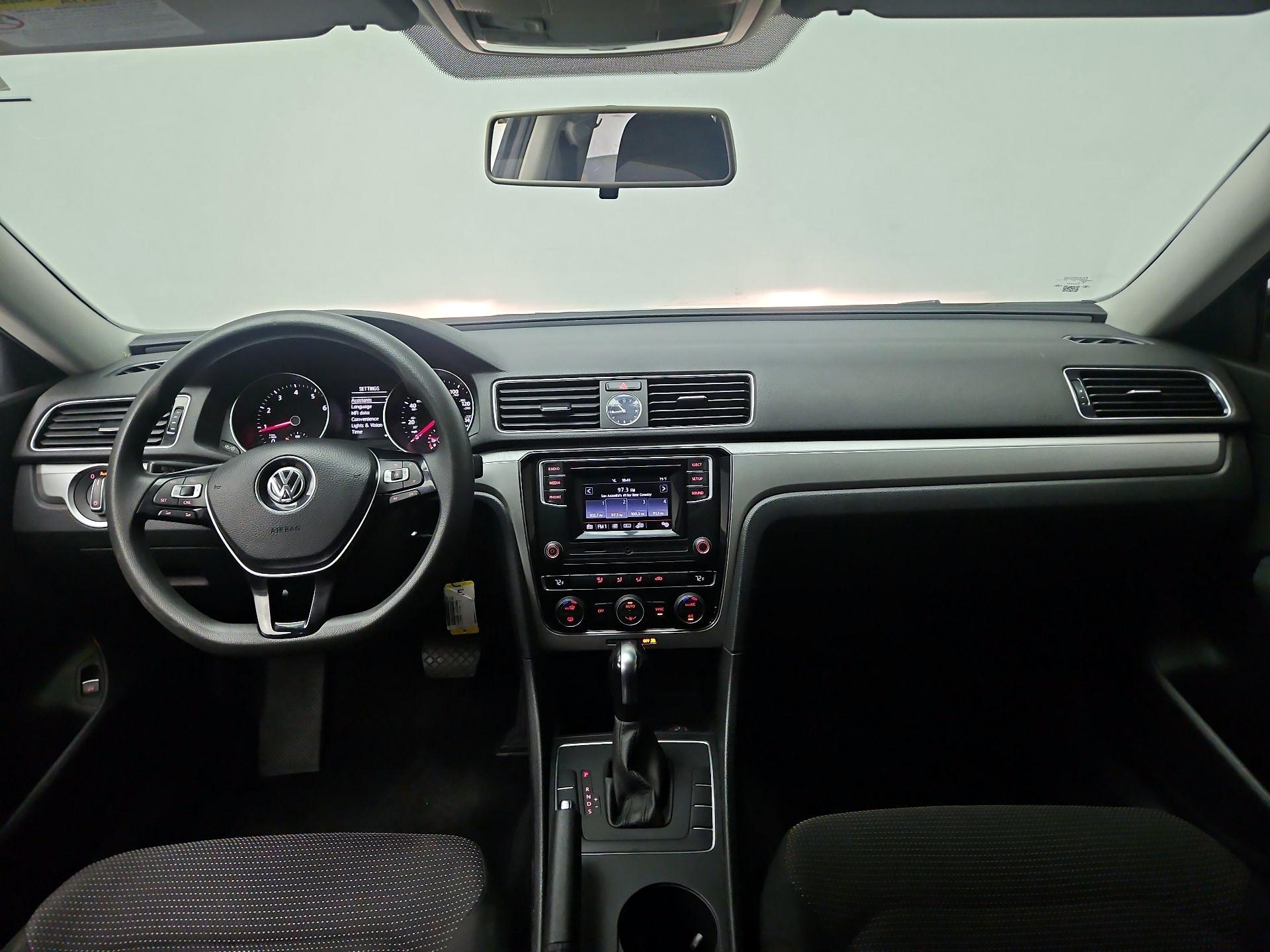 Thumbnail: 2017 Volkswagen Passat - 9