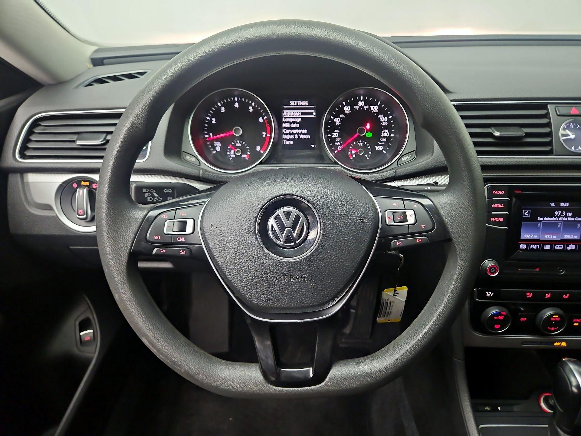 Thumbnail: 2017 Volkswagen Passat - 10